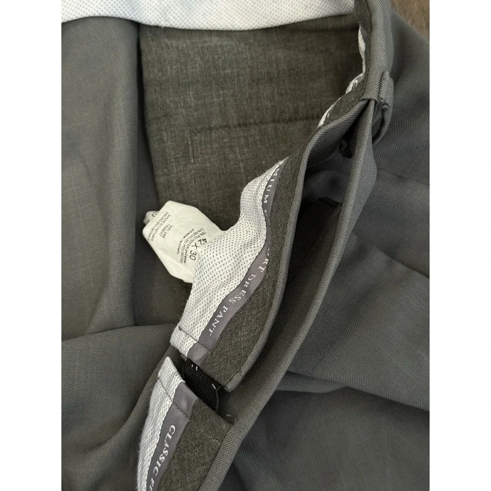 Haggar Mens Classic Fit Pleated Grey Dress Pants Size 42X30 Expandable Waist